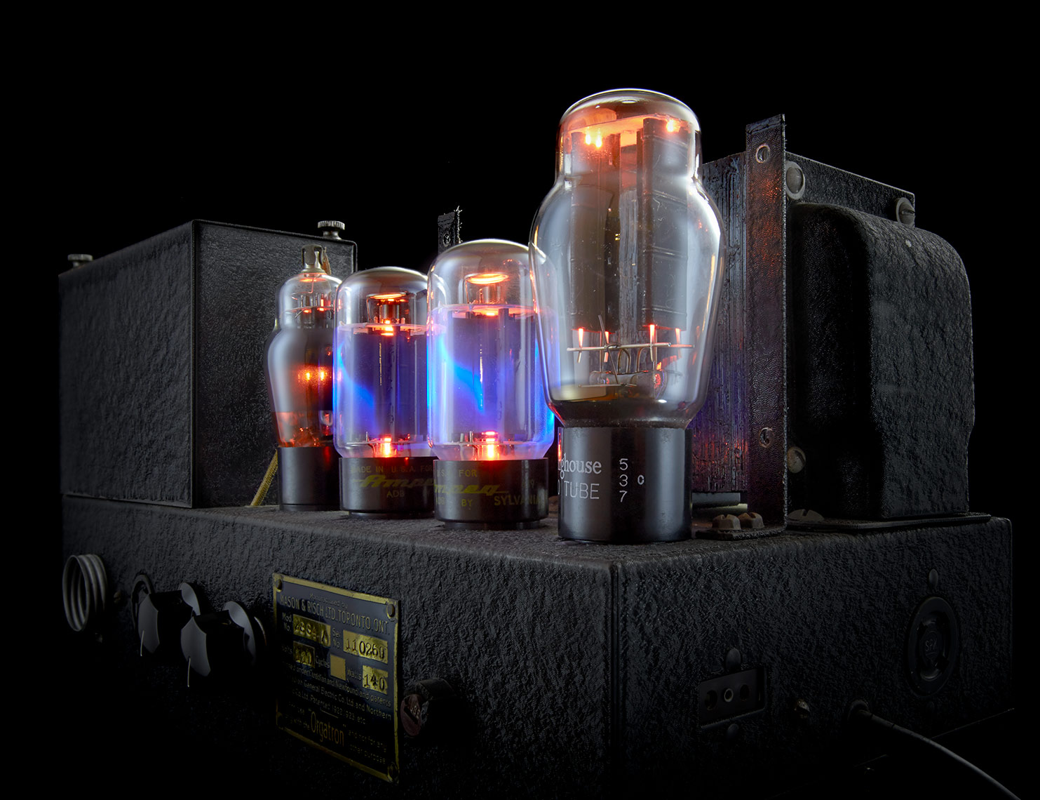 Analog_Glowing_Tubes_Amp_RESIZED_FOR_WEB